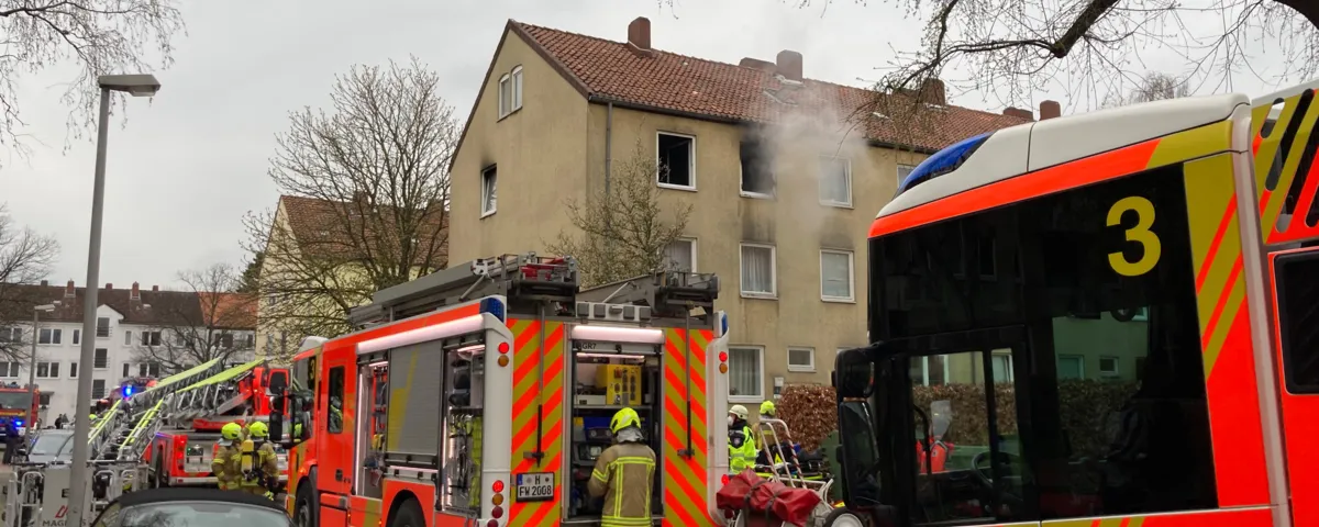 Feuerwehrautos vor einem Mehrfamilienhaus